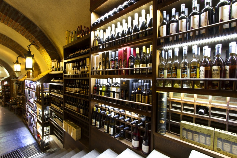 bar-BEZAUDUN LES ALPES-min_world_street_travel_shop_canon_georgia_wine_bottles-429767